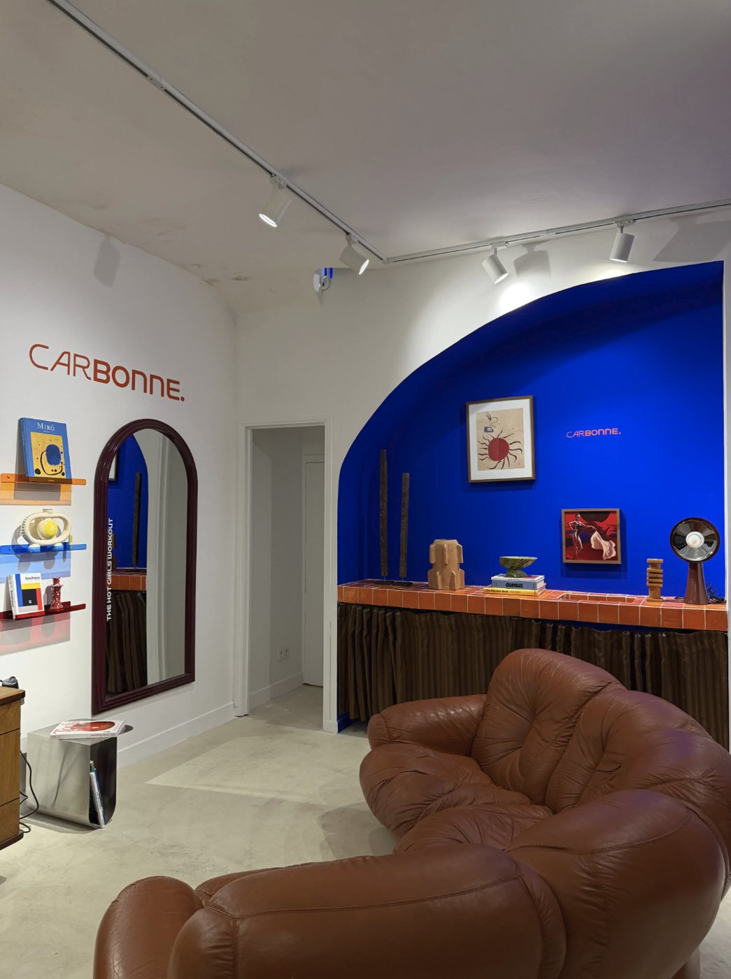 Accueil avec niche bleue et comptoir carrelé